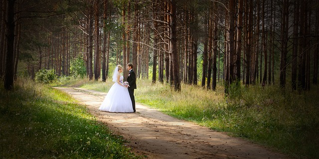 novomanželé v lese ve svatebním